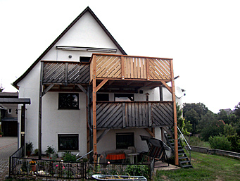 Holzbalkon aus Lärche und Douglasie